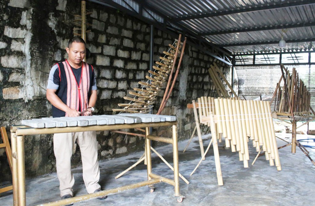 Xo Dang Artisan Crafts Traditional Instruments From the Forest